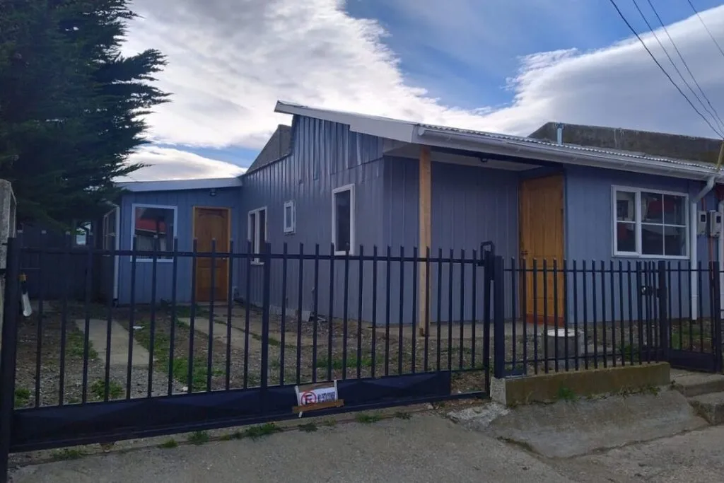 Fachada de casa en venta calle etchebarne punta arenas cerca de parque maria betty